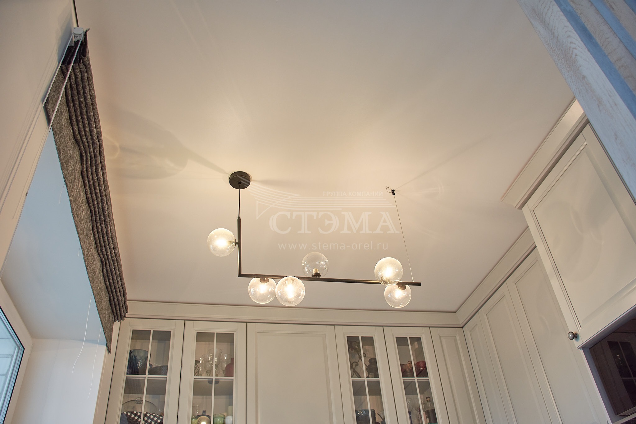 Натяжной потолок в кухню